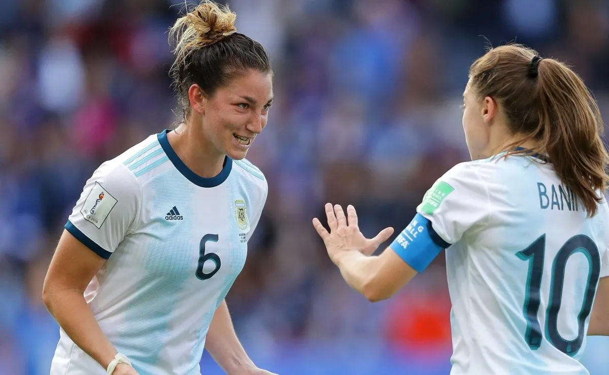 Aldana Comett y Estefanía Banini celebran el empate de Argentina en el Mundial.