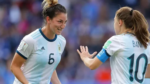 Aldana Comett y Estefanía Banini celebran el empate de Argentina en el Mundial.