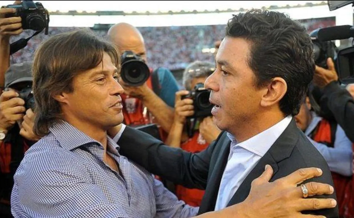 Almeyda y Gallardo se saludan antes de un cruce entre River y Banfield.