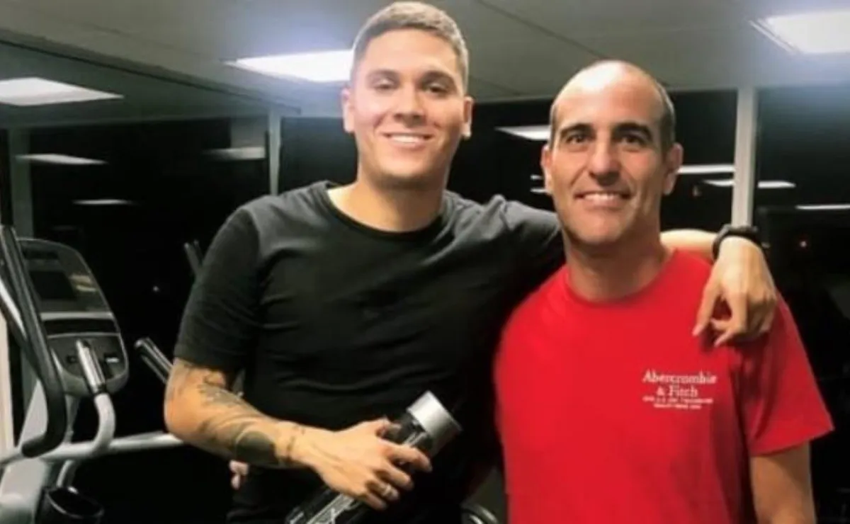 Quintero y Confalonieri, el kinesiólogo de River que acompaña al volante.