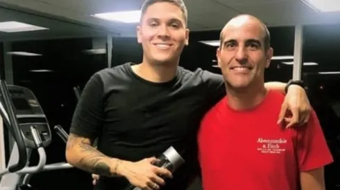 Quintero y Confalonieri, el kinesiólogo de River que acompaña al volante.