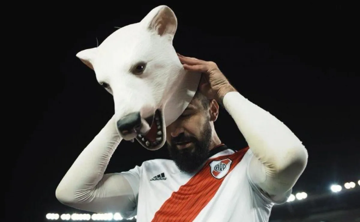 La máscara que Pratto utilizó para celebrar la Recopa.