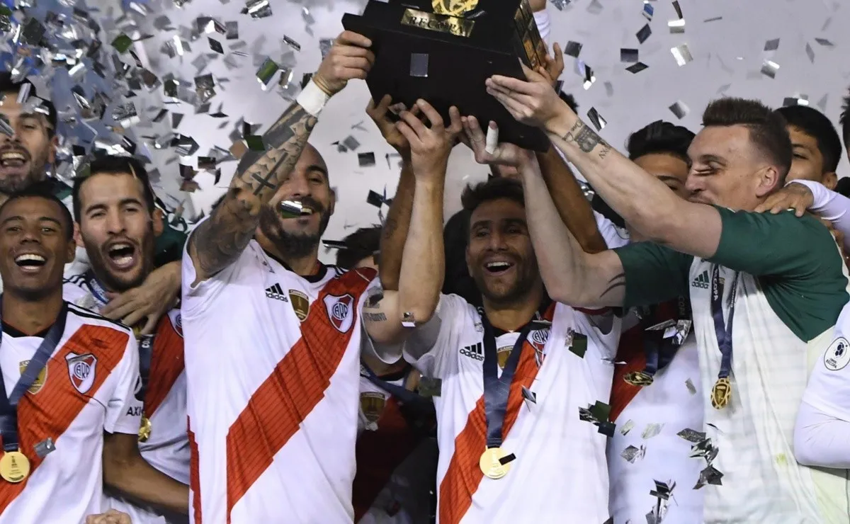 Ponzio y Pinola junto a Gerlo, Belluschi y otros amigos.