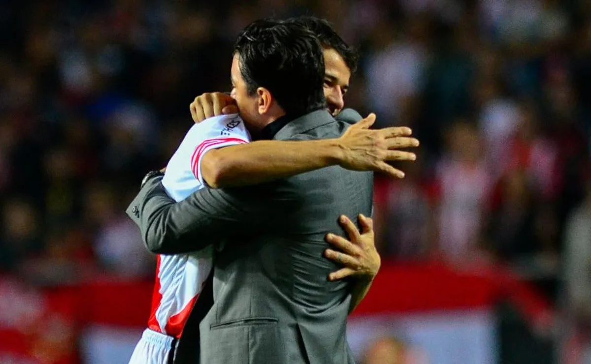 Napoleón le obsequió su medalla de la Recopa Sudamericana al uruguayo.