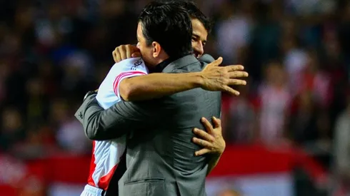 Napoleón le obsequió su medalla de la Recopa Sudamericana al uruguayo.