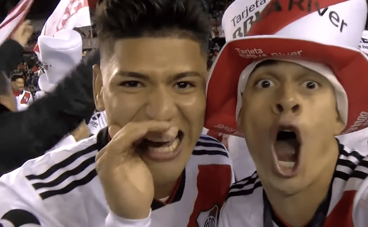Los jugadores del Más Grande arengaron la fiesta desde arriba del micro.