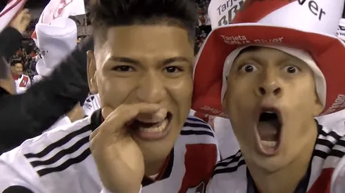 Los jugadores del Más Grande arengaron la fiesta desde arriba del micro.