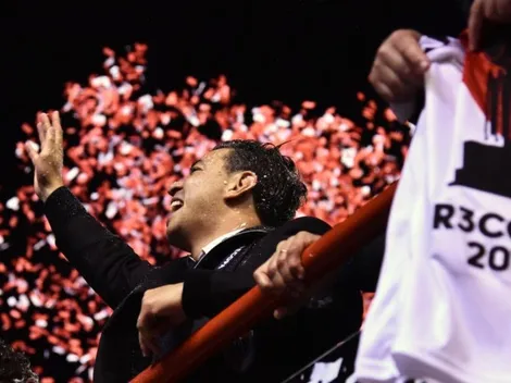 Gallardo, cantando al ritmo de la hinchada en los festejos