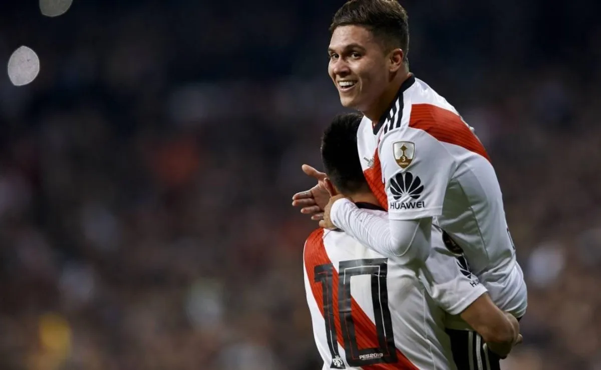 Quintero y el Pity Martínez se abrazan en Madrid.