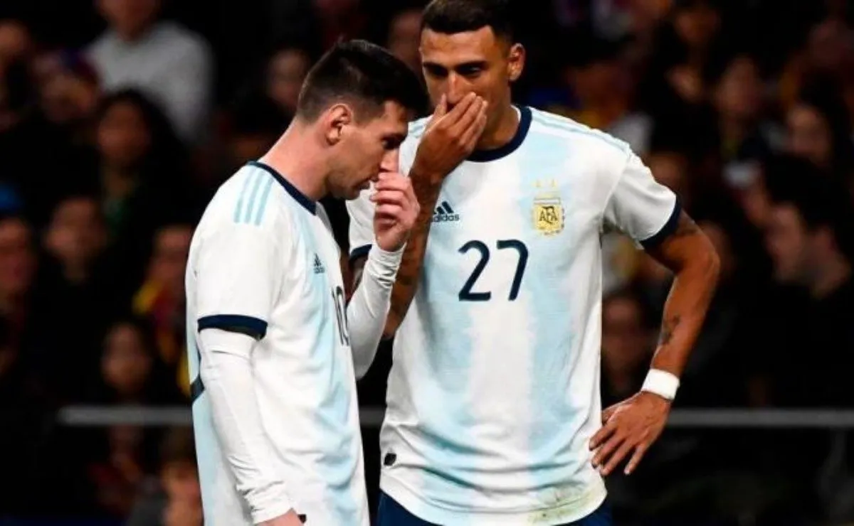 En vistas al debut en la Copa América, el Oreja acompañó a Lionel en la delantera.