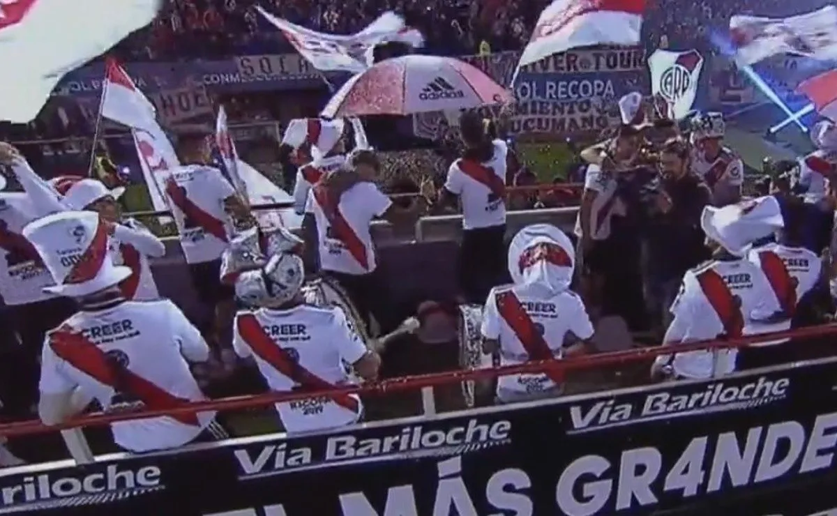 Los jugadores del Millonario exhibieron un manto sagrado especial en los festejos.