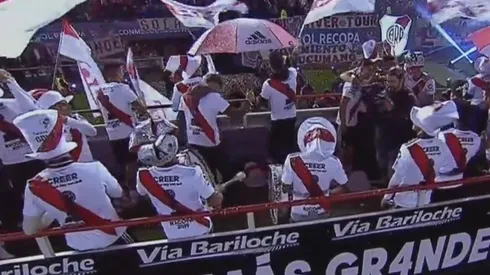 Los jugadores del Millonario exhibieron un manto sagrado especial en los festejos.