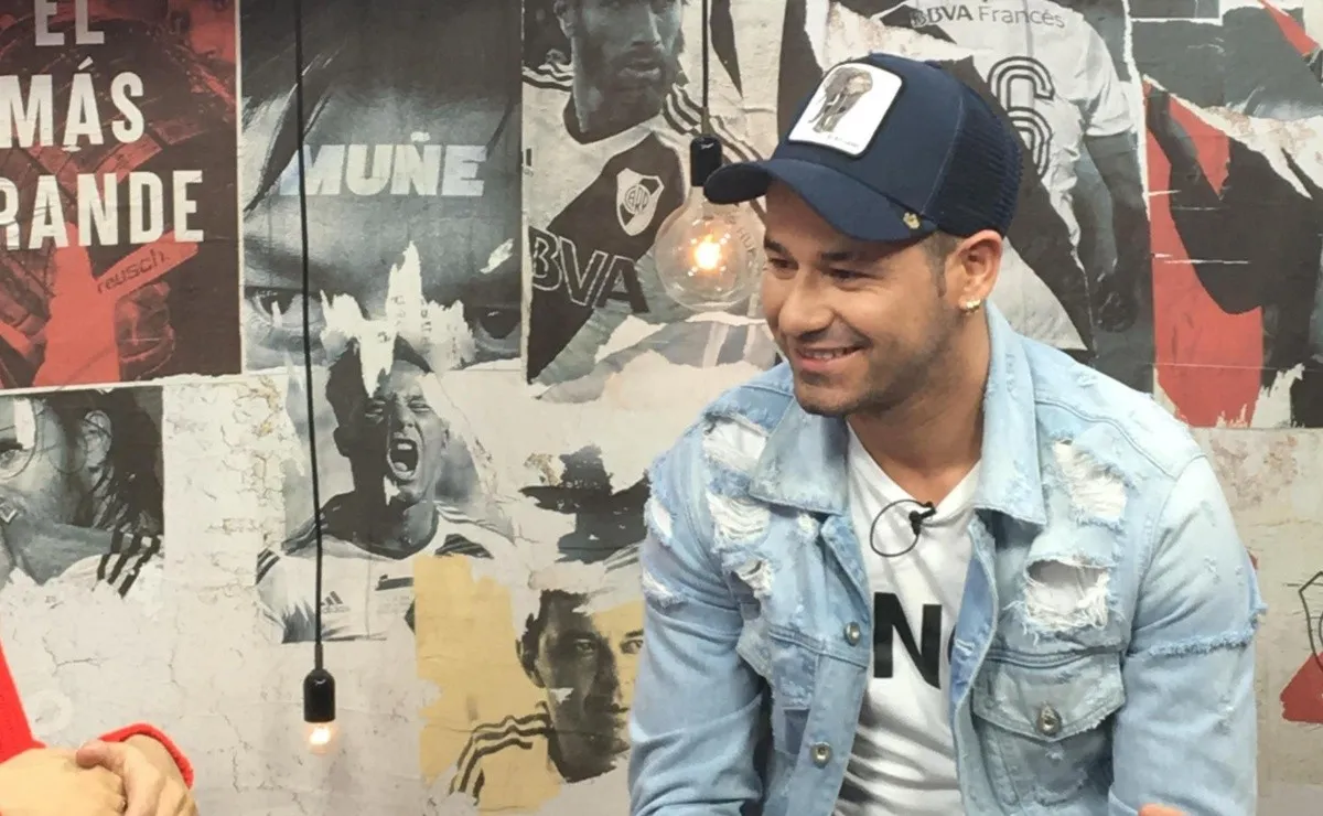 Rodrigo Mora, en los estudios de FWTV, charlando con LPM TV.