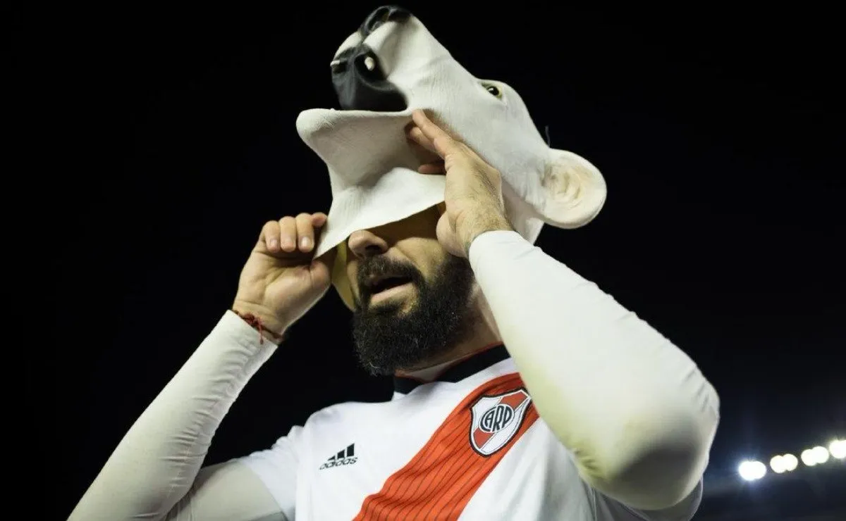 El delantero de River se colocó una máscara en honor a su apodo.