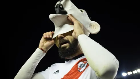 El delantero de River se colocó una máscara en honor a su apodo.