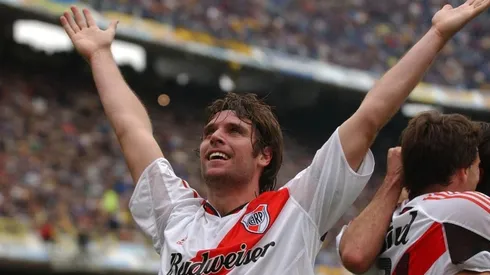 Cavenaghi celebrando un gol en la Bombonera, en 2004.