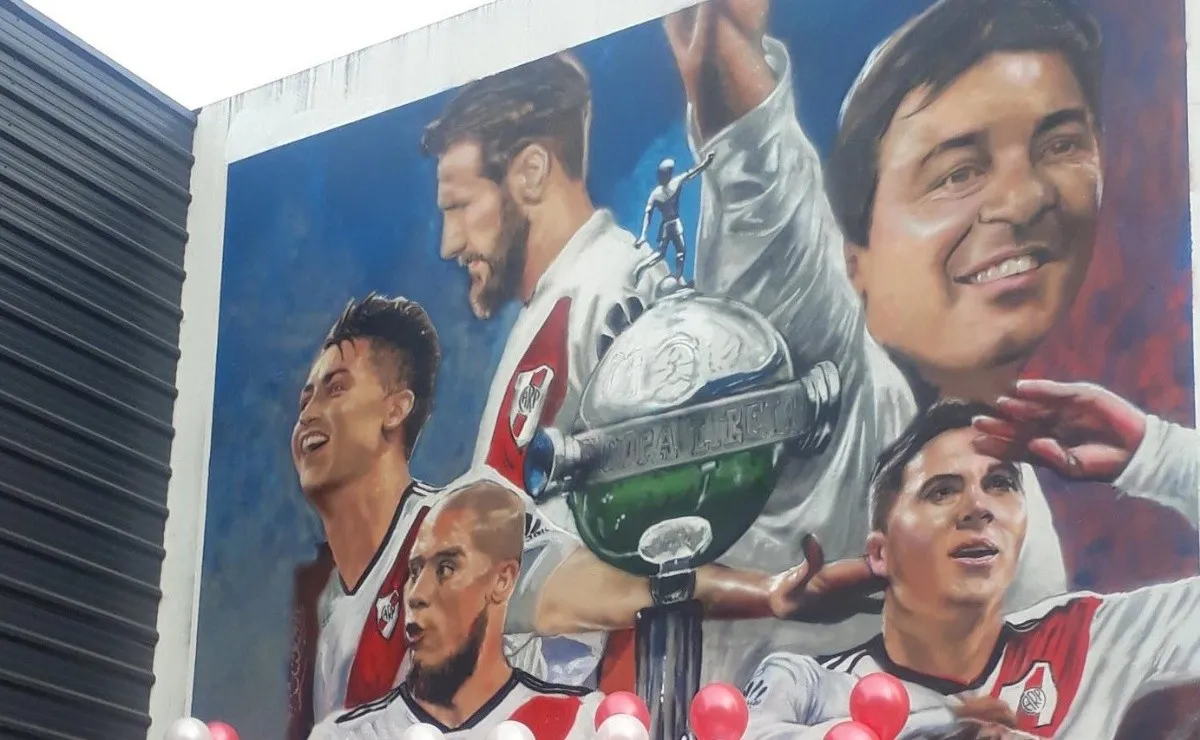 La pintura frente al estadio Monumental ha quedado oficialmente inaugurada.