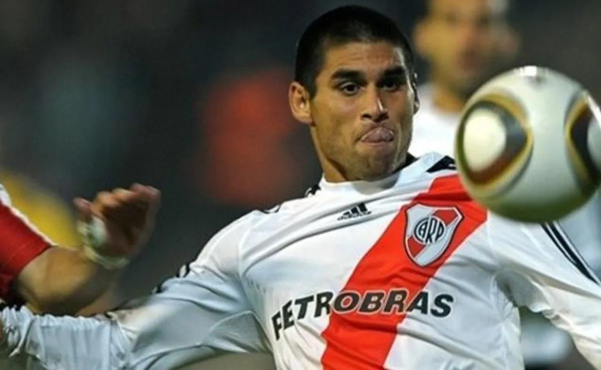 Villagra jugando con la camiseta de River.