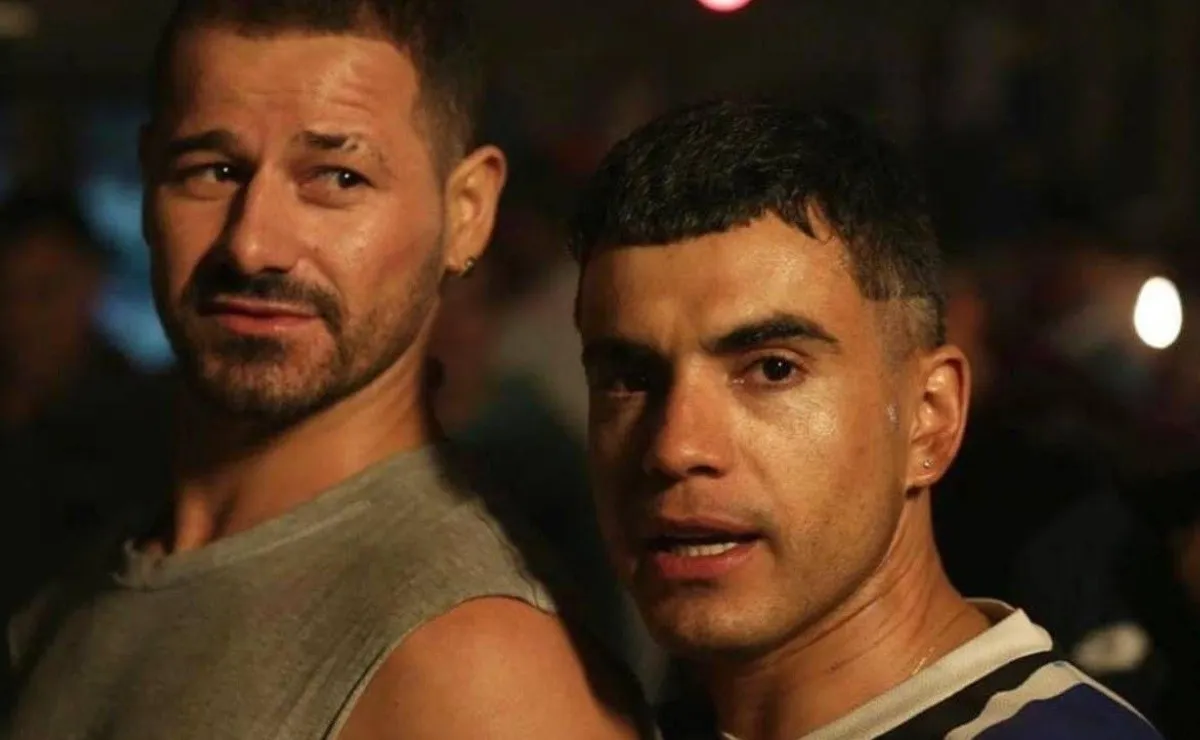 Mora junto a uno de los protagonistas de la serie "El Marginal".