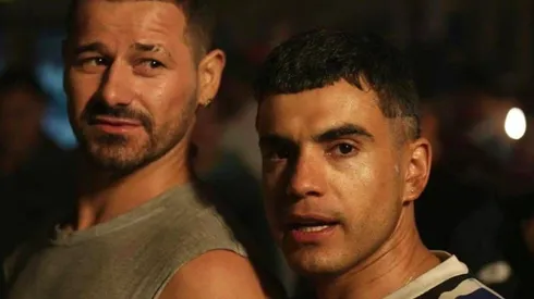 Mora junto a uno de los protagonistas de la serie "El Marginal".