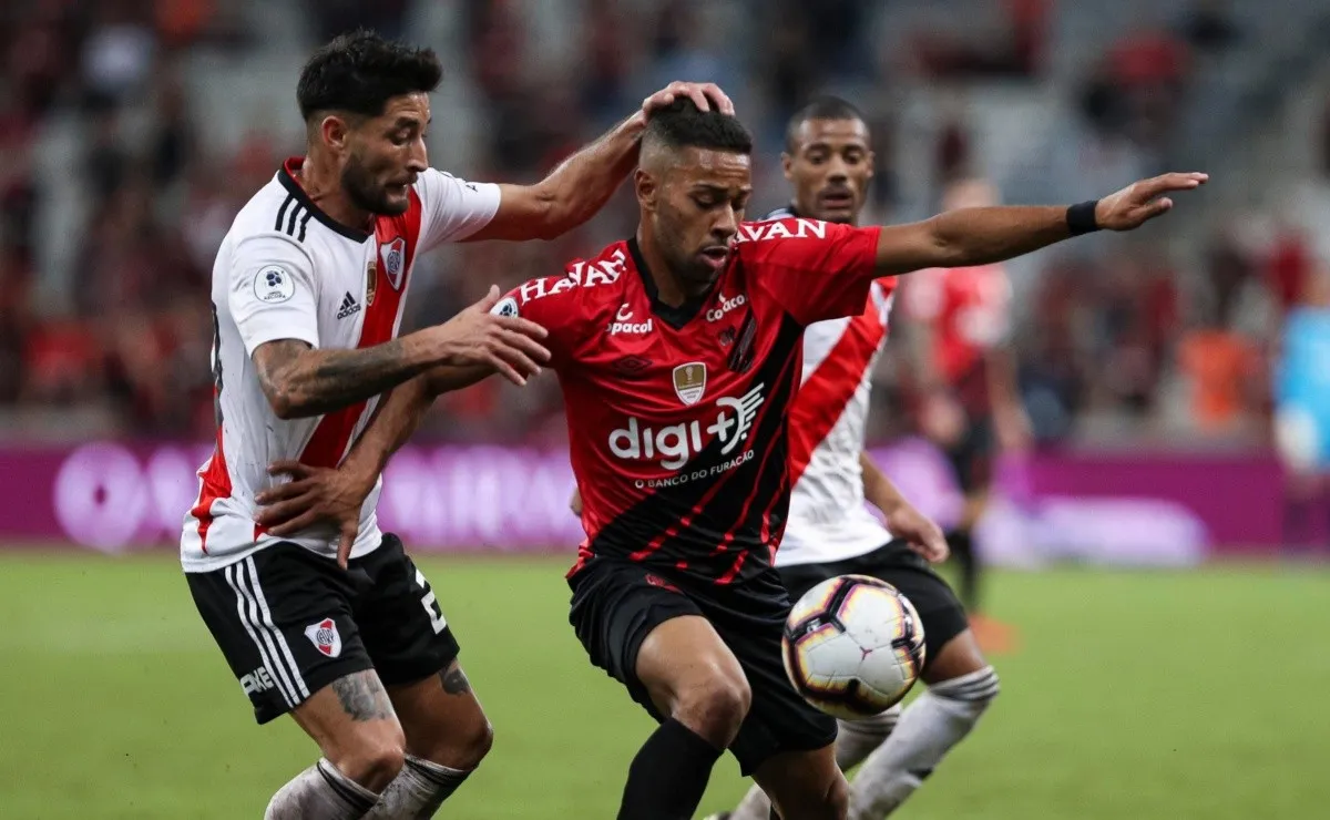 El lateral de River fue protagonista de un golpe en el área chica.
