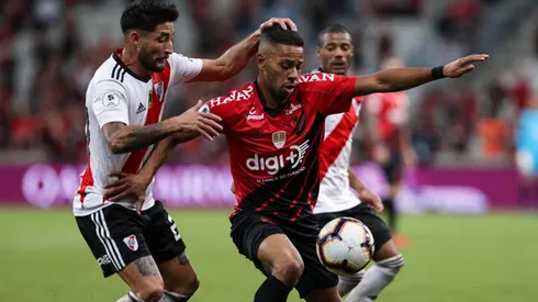 El lateral de River fue protagonista de un golpe en el área chica.