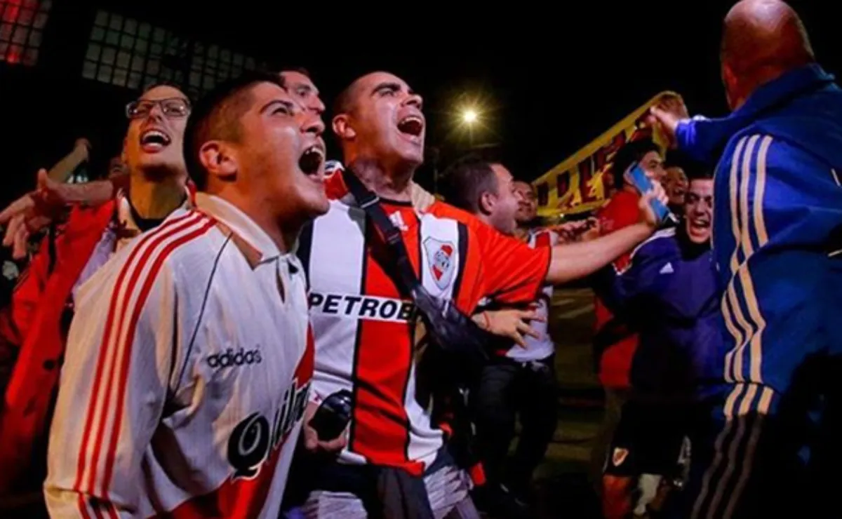 Los hinchas de River armaron una gran fiesta en Curitiba.