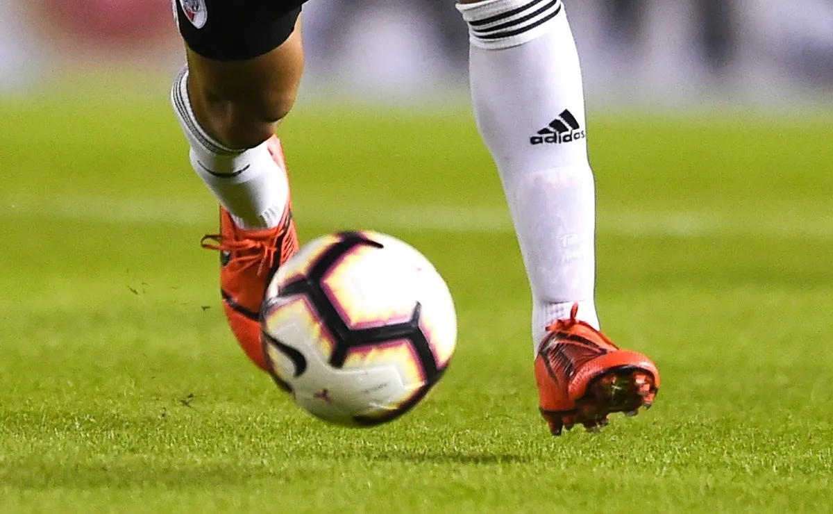 Conmebol dispuso que el balón sea especial para la ocasión.