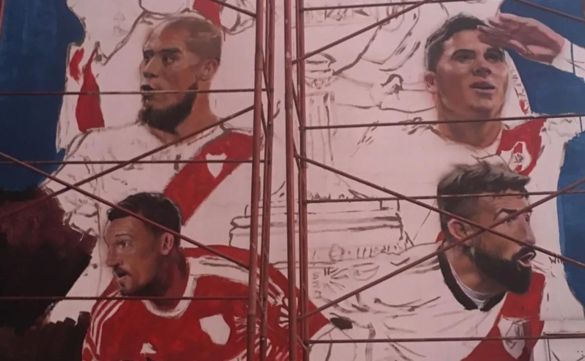 El mural se encuentra sobre la calle Lidoro Quintero, a metros de Figueroa Alcorta