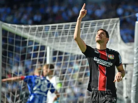 Alario marcó tres goles y el Leverkusen clasificó a la Champions