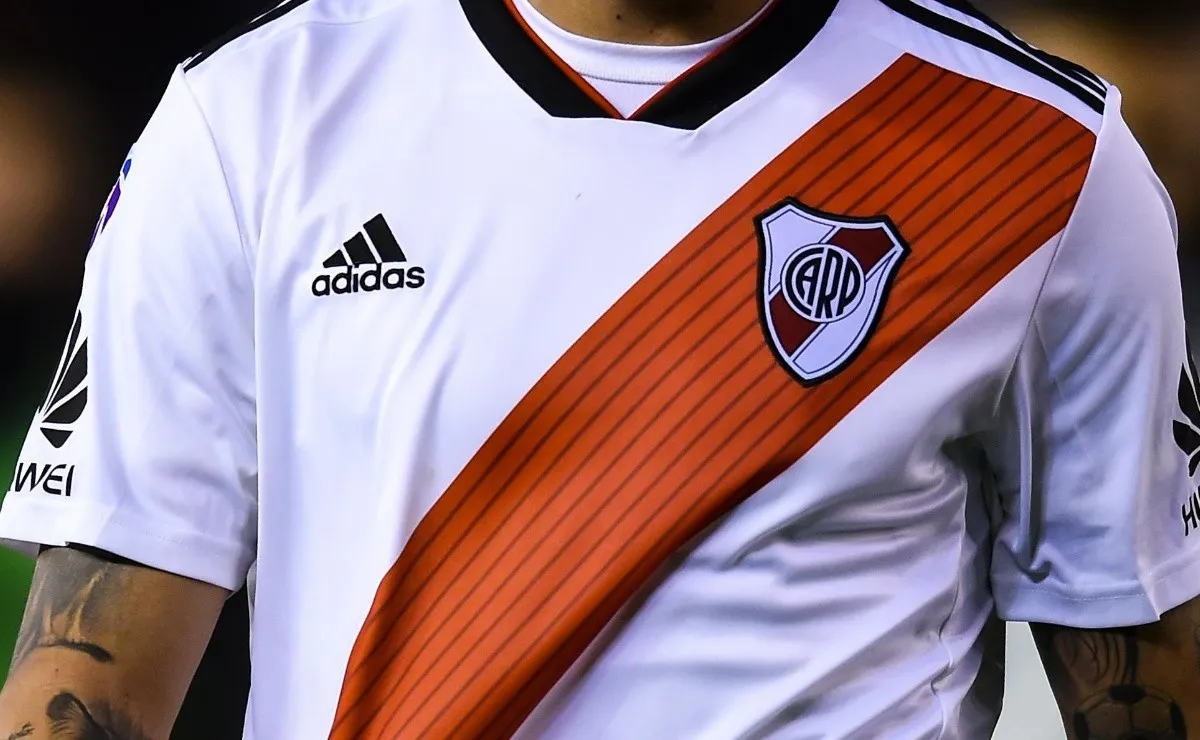 El frente de la camiseta de River continúa sin sponsor.
