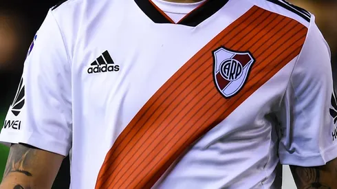 El frente de la camiseta de River continúa sin sponsor.