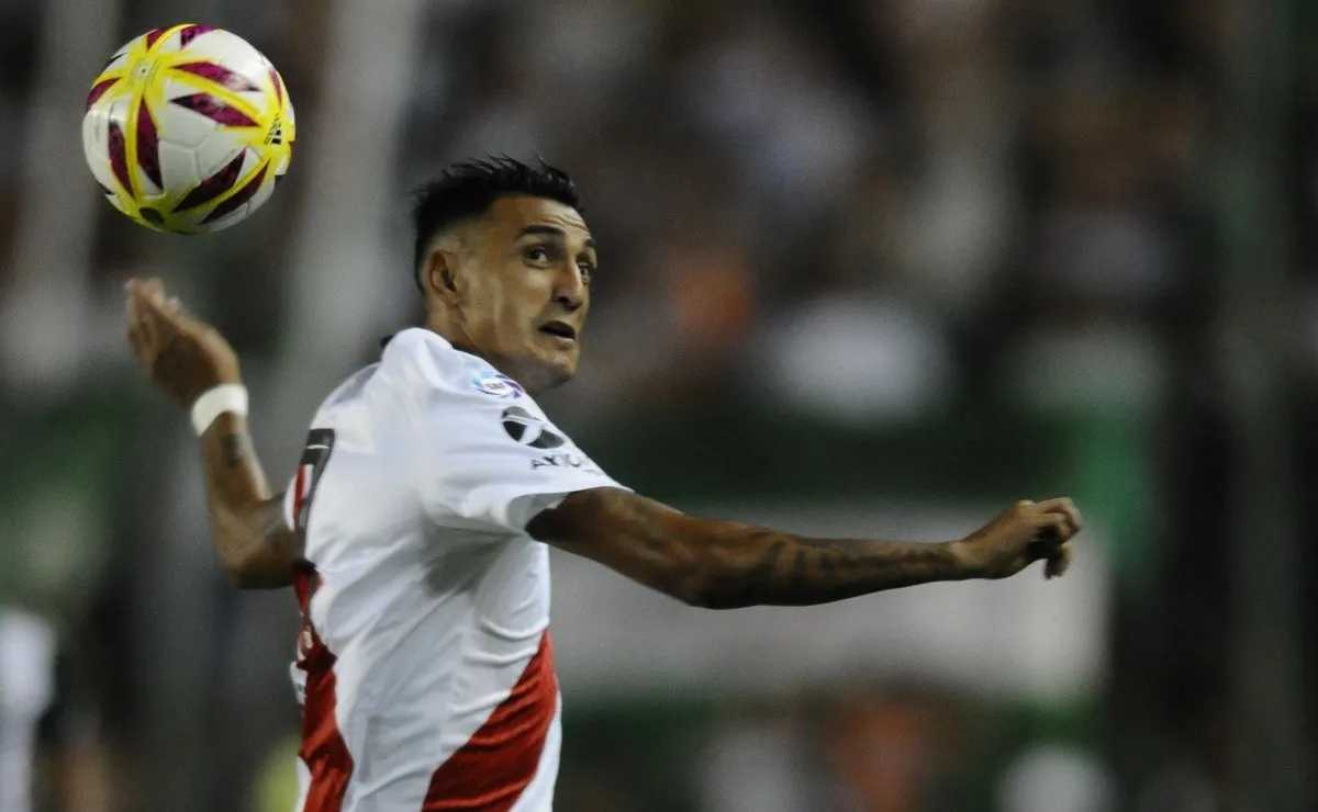 Con River ya ganando el partido, vino un centro desde la izquierda que Matías Suárez buscó conectar.