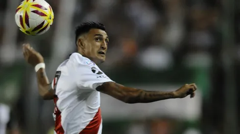 Con River ya ganando el partido, vino un centro desde la izquierda que Matías Suárez buscó conectar.