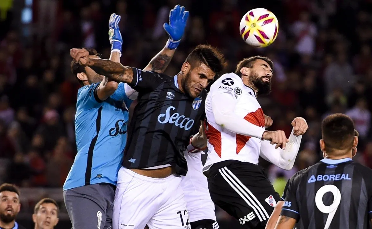 El volante de River recibió una pelota en el área chica y definió de gran forma