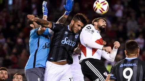 El volante de River recibió una pelota en el área chica y definió de gran forma