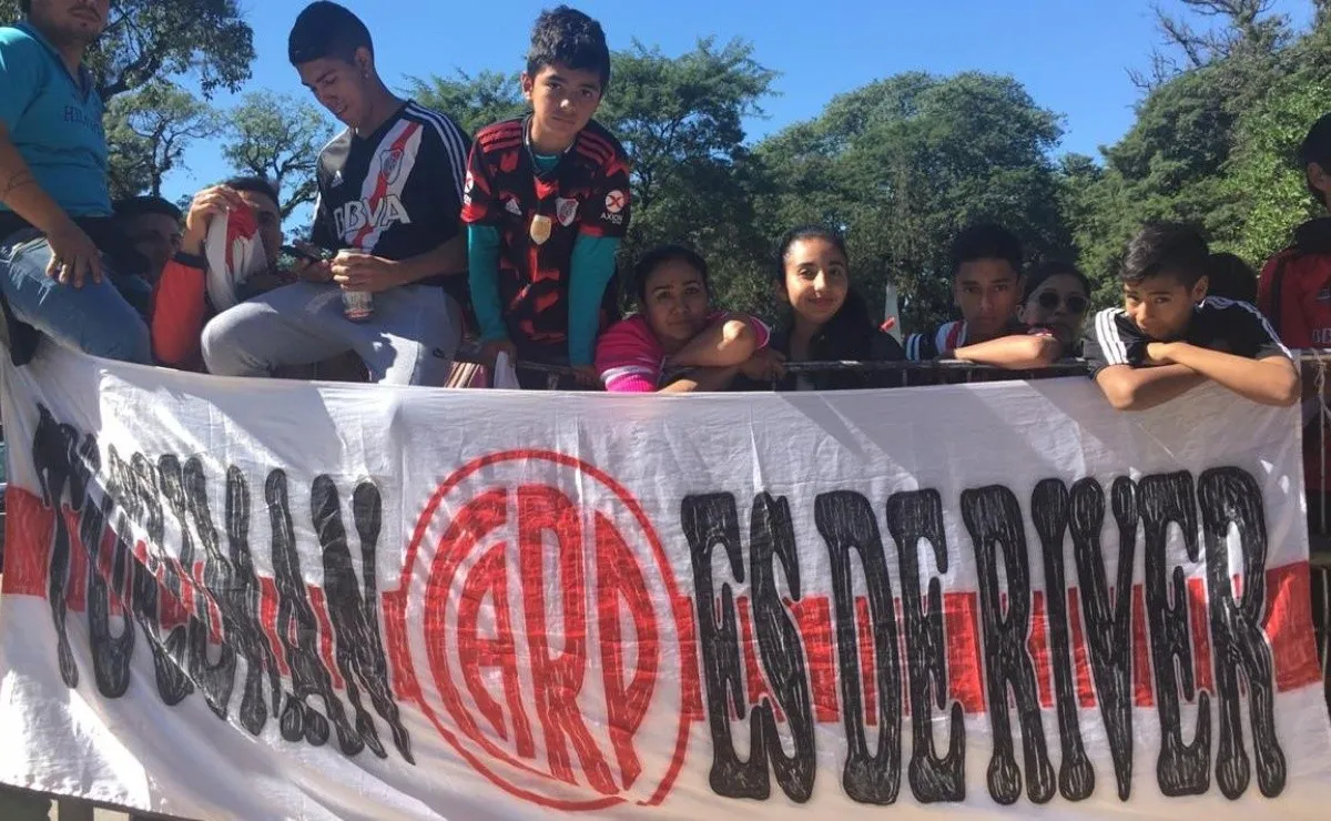 Los hinchas de River recibieron al plantel en Tucumán.