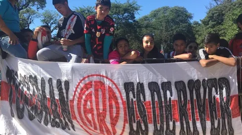 Los hinchas de River recibieron al plantel en Tucumán.