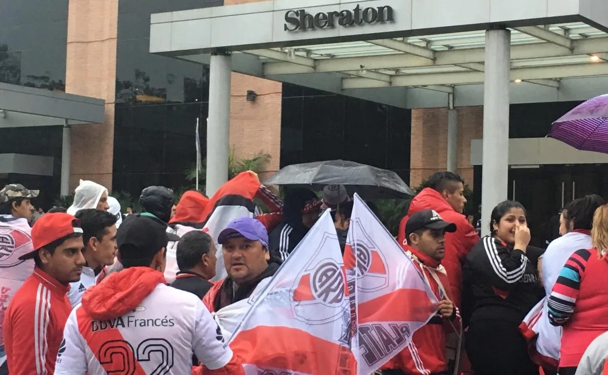 Más de 1.000 hinchas recibieron al plantel de River en la puerta del hotel Sheraton hace dos meses. (FOTO: LPM)