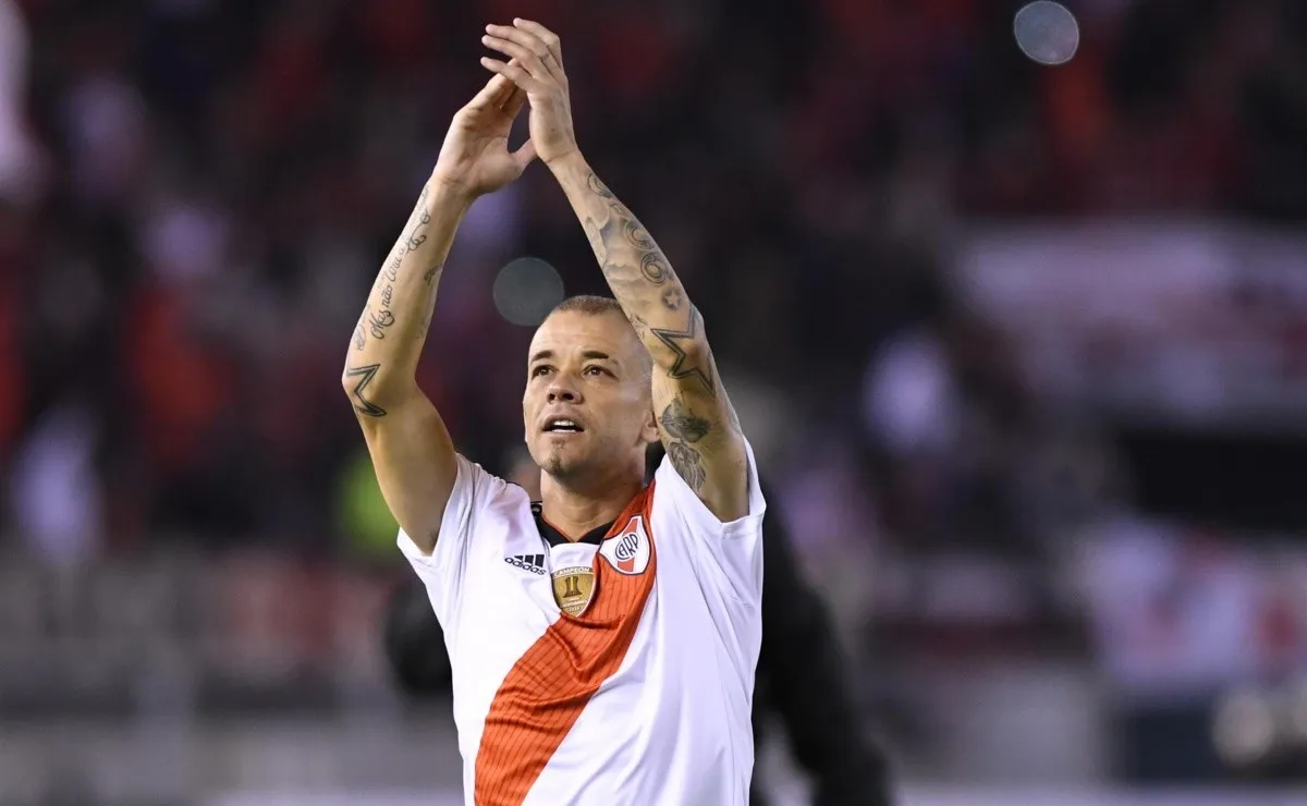 Andrés D'Alessandro intercambió la camiseta con Julián Álvarez.