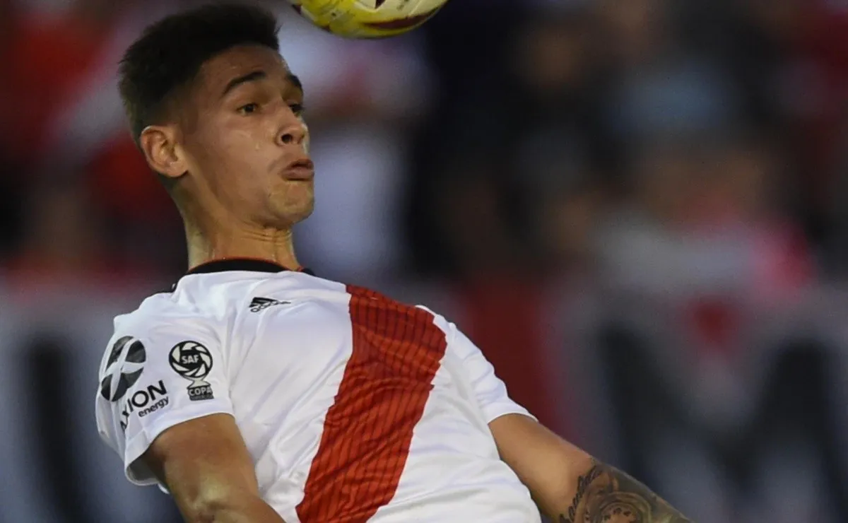 Martínez Quarta vio la amarilla a los 48 segundos del inicio del duelo ante Aldosivi.