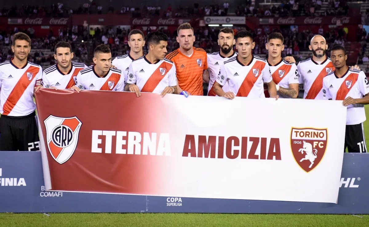 En la previa del partido ante Aldosivi, los futbolistas del Más Grande posaron con una bandera alusiva.