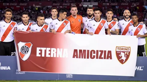 En la previa del partido ante Aldosivi, los futbolistas del Más Grande posaron con una bandera alusiva.
