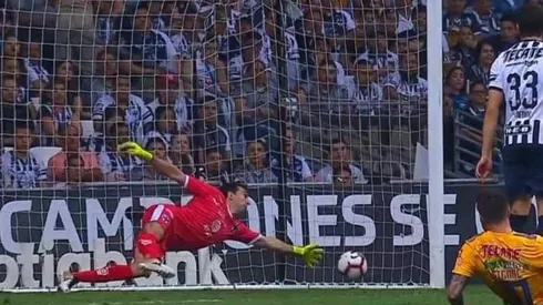 Barovero se estira para sacar un cabezazo de Gignac.