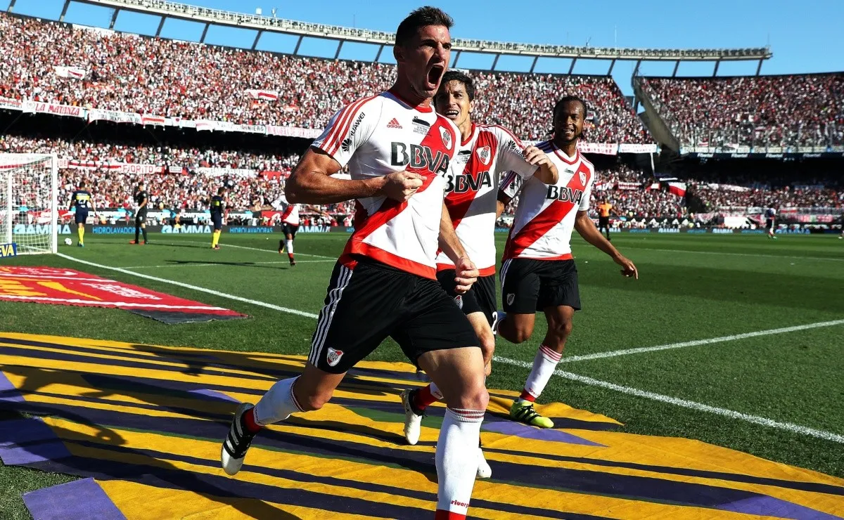 Alario grita ante Boca en el Superclásico del 11 de diciembre de 2016.