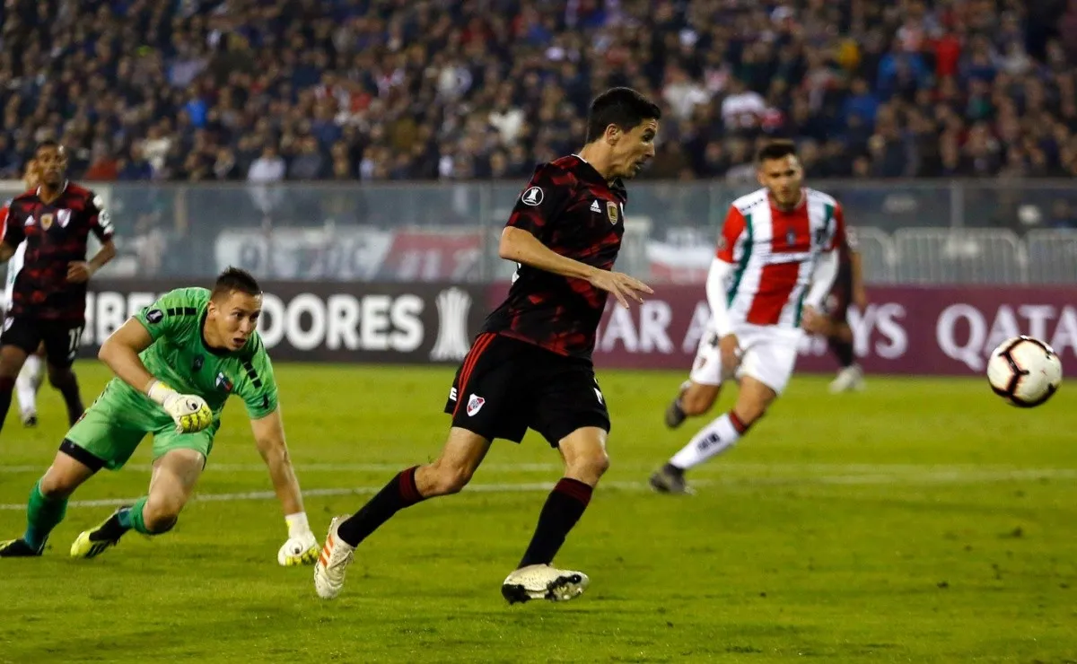 Nacho Fernández antes de marcar su gol ante Palestino.