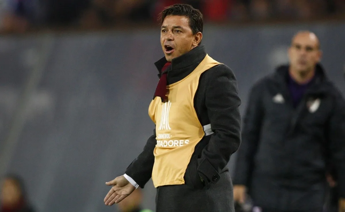 El técnico de River dirigió el partido en Chile de una forma poco habitual en él.