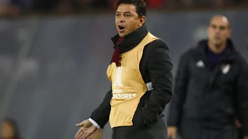 El técnico de River dirigió el partido en Chile de una forma poco habitual en él.