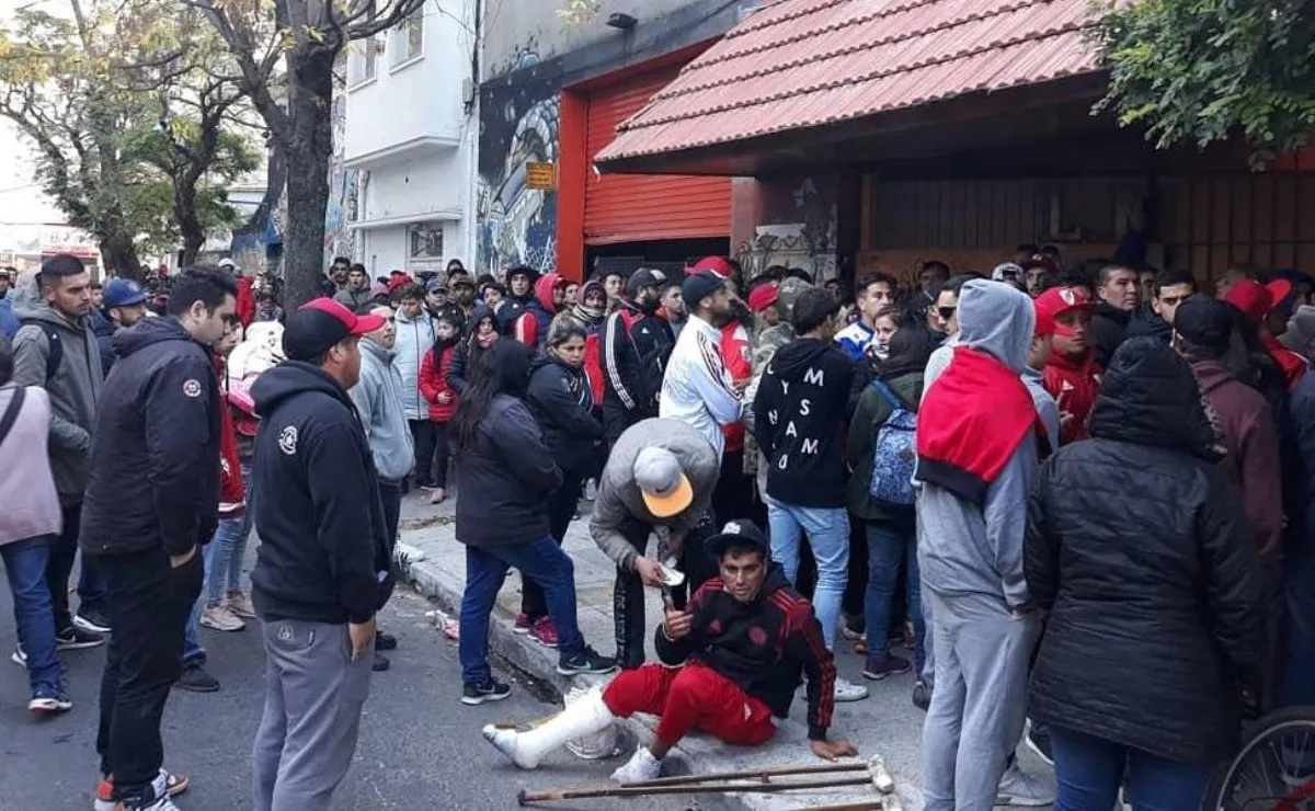Los hinchas tuvieron problemas en la puerta de la Liga Marplatense.