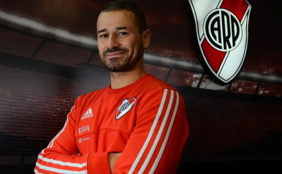 Rodrigo Mora se dio una vuelta por el estadio Monumental.